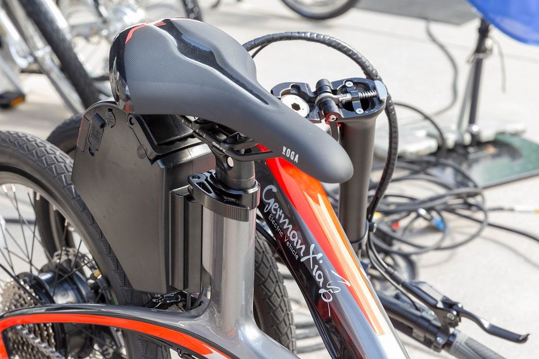 Närbild på en elcykels batterisystem och ram, vilket representerar småskalig hållbar transportteknik.