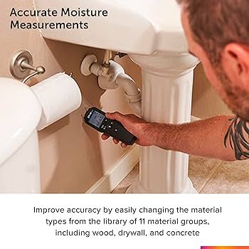 Man mäter fukt med handhållen enhet vid handfat för att identifiera silverfiskors habitat.